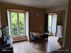 location appartement T1 hyper centre 350 m des thermes 200 m des télécabines deuxième étage avec ascenseur